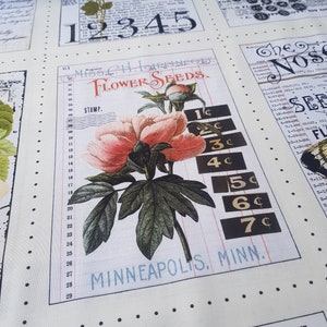 Op de afbeelding: Cr&egrave;mekleurige stof met een vintage bloemen- en tekstprint. Het ontwerp toont een grote roze pioenroos met groene bladeren, prijskaartjes en de tekst "FLOWER SEEDS" en "MINNEAPOLIS, MINN." in een raster.