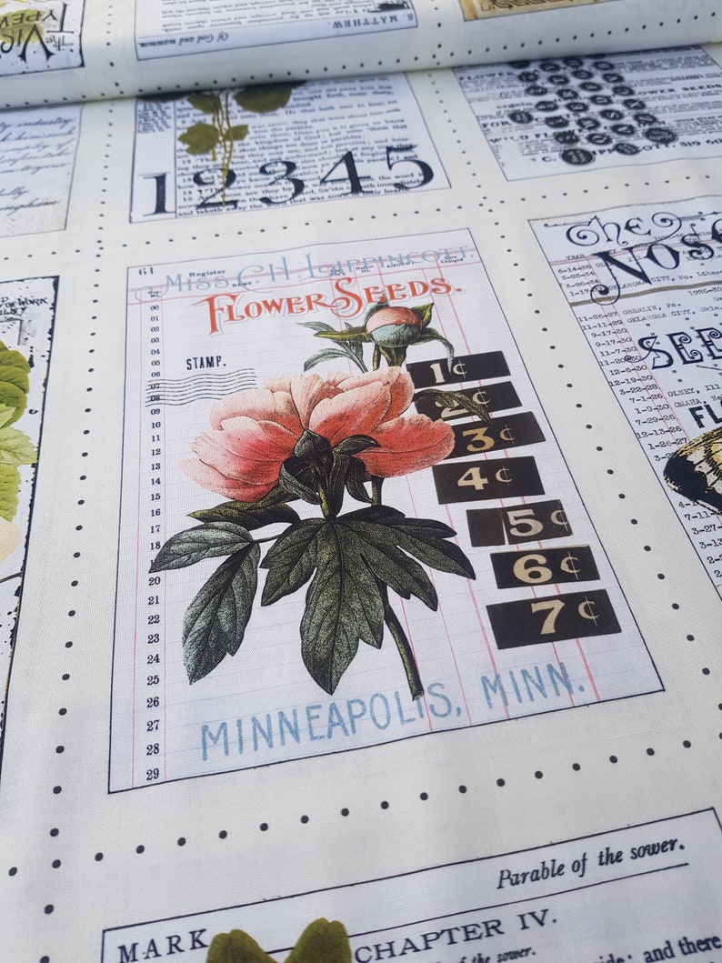 Op de afbeelding: Cr&egrave;mekleurige stof met een vintage bloemen- en tekstprint. Het ontwerp toont een grote roze pioenroos met groene bladeren, prijskaartjes en de tekst "FLOWER SEEDS" en "MINNEAPOLIS, MINN." in een raster.