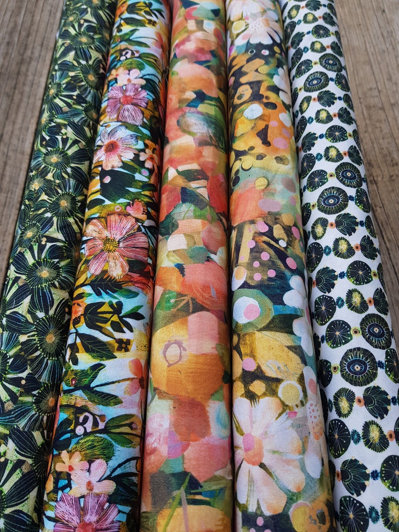 Puede incluir: Cinco muestras de tela con diferentes patrones florales y geom&eacute;tricos. Las muestras est&aacute;n dispuestas verticalmente y presentan una variedad de colores, incluyendo verde, azul, naranja, amarillo y blanco.
