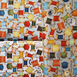 Può includere: Un tessuto bianco con un motivo ripetuto di bobine di filo colorate. Le bobine sono di vari colori, tra cui rosso, blu, verde, giallo e arancione. Il tessuto ha il testo "Best Six Cord Thread" e "For Hand and Machine" stampato su di esso.