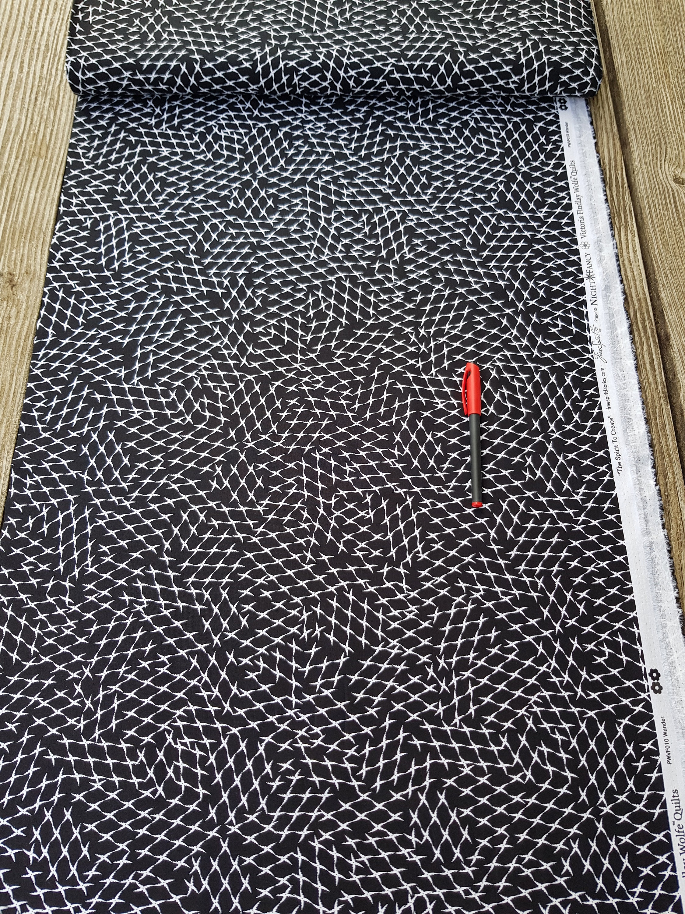 Night Fancy Drift White - Victoria Findlay Wolfe - PER QUARTER METRE Night Fancy Drift White - Victoria Findlay Wolfe - PER QUARTER METRE