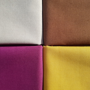 Könnte beinhalten: Quadratisches Bild mit vier Stoffmustern in Quadrantenanordnung. Die Farben sind cremeweiß, braun, Magenta und Gelb. Der Stoff hat ein strukturiertes Aussehen, was auf ein gewebtes Material, möglicherweise Baumwolle oder Leinen, hindeutet.