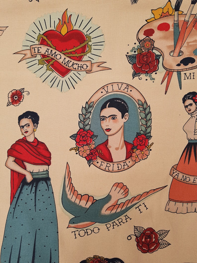 Op de afbeelding: Een kleurrijke stof met een herhalend patroon van Frida Kahlo ge&iuml;nspireerde tatoeages. De tatoeages omvatten een hart met doornen, een vogel, een palet, een roos en een portret van Frida Kahlo. De tekst op de stof is "Te Amo Mucho", "Viva Frida", "Todo Para Ti" en "Ya No Es", allemaal in het Spaans.