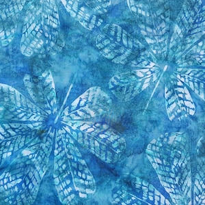 Peut inclure: Un motif sans couture de feuilles stylisées bleues et blanches sur un fond aquarelle bleu.