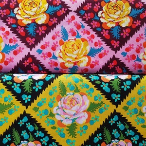 Könnte beinhalten: Zwei Stoffstücke mit einem Blumenmuster. Der obere Stoff ist rosa mit braunen Rauten und gelben Rosen. Der untere Stoff ist gelb mit schwarzen Rauten und rosa Rosen.