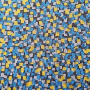 Può includere: Un tessuto con un motivo ripetitivo di piccoli quadrati in tonalità di blu, giallo e grigio. I quadrati sono disposti in un motivo casuale e vorticoso.