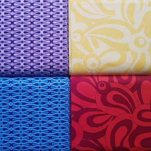 Könnte beinhalten: Vier Stoffmuster mit verschiedenen Mustern. Oben links ist lila mit einem sich wiederholenden Tropfendesign. Oben rechts ist gelb mit einem Blumenmuster. Unten links ist blau mit einem Tropfendesign. Unten rechts ist rot mit einem Blumenmuster.