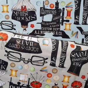 Peut inclure: Un tissu imprimé avec un motif répétitif d'illustrations sur le thème de la couture. Le motif comprend une machine à coudre, des bobines de fil, des boutons, des ciseaux et du texte qui dit "Ladies & Gents Hats", "Spool Silk", "Clothing Leaders", et "Mile-End Cotton Six Cord".