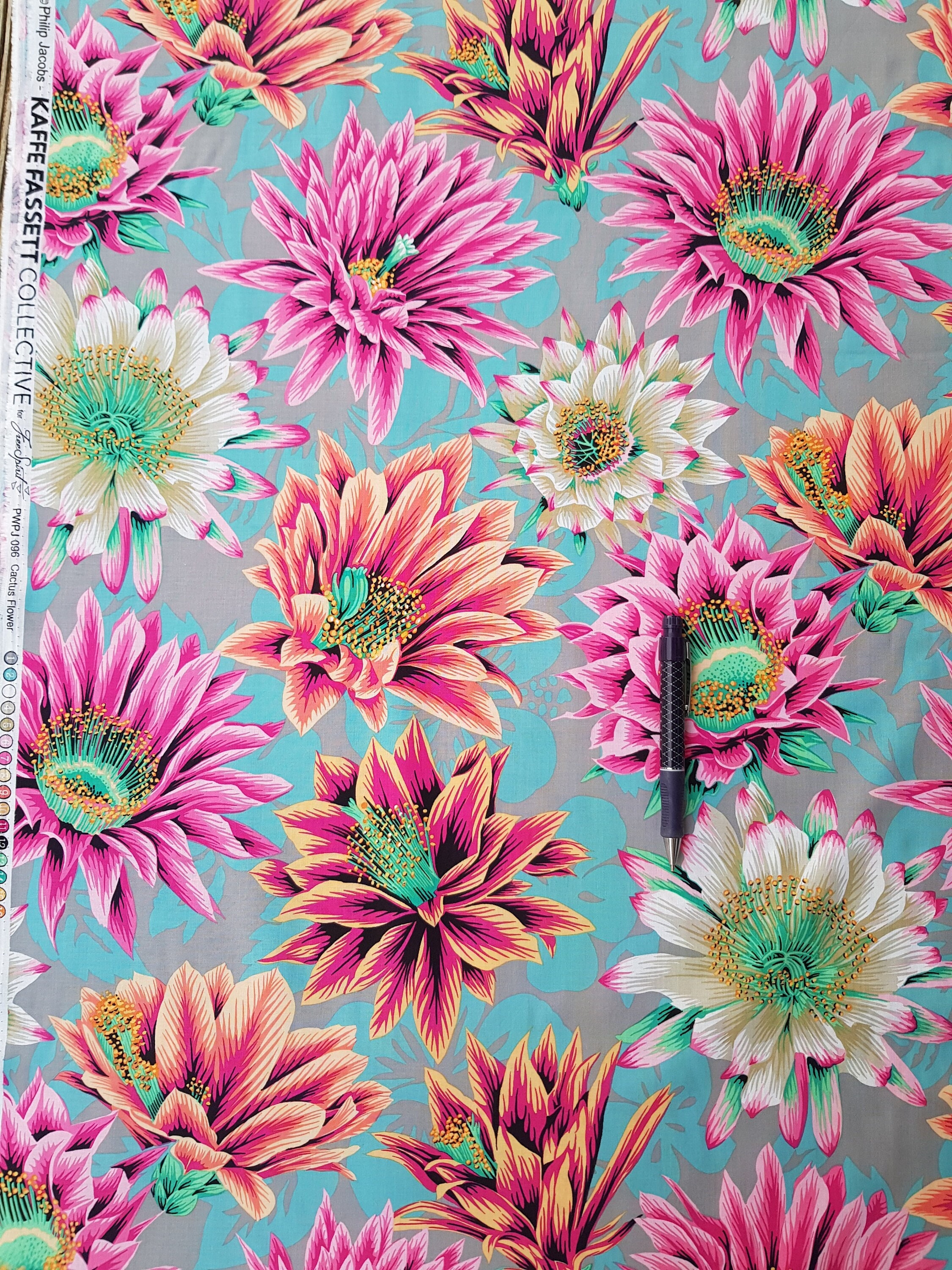 Kaffe Fassett Collective Garlands Tawny - Kaffe Fassett - PER QUARTER METRE Kaffe Fassett Collective Garlands Tawny - Kaffe Fassett - PER QUARTER METRE