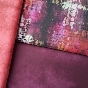 "Provision" av Tim Holtz för Free Spirit i färgerna crimson och vineyard 0,5 m x 1,10 m