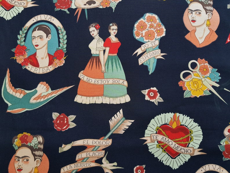 Op de afbeelding: Een donkerblauwe stof met een herhalend patroon van kleurrijke illustraties. De illustraties omvatten een hart met doornen, een vogel, een schaar, bloemen en een portret van Frida Kahlo. De tekst "Viva", "Frida", "Yo te esperare", "Ya no estoy sola", "El dolor", "El placer", "Y la muerte" en "Te amo mucho" is opgenomen in het patroon.