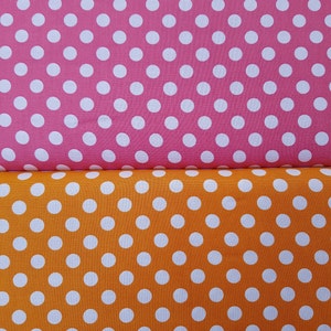 Peut inclure: Deux morceaux de tissu avec des pois blancs sur un fond rose et orange. Le tissu est parfait pour des projets de bricolage comme le quilting, la couture et la fabrication d'accessoires.