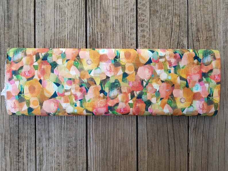 Puede incluir: Una tela con un patr&oacute;n floral en tonos naranja, amarillo, rosa y verde. Las flores son abstractas y parecen estar pintadas en estilo acuarela.