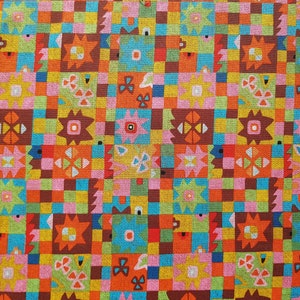 Op de afbeelding: Een kleurrijke stof met een herhalend patroon van geometrische vormen in tinten oranje, geel, groen, blauw, roze en bruin.