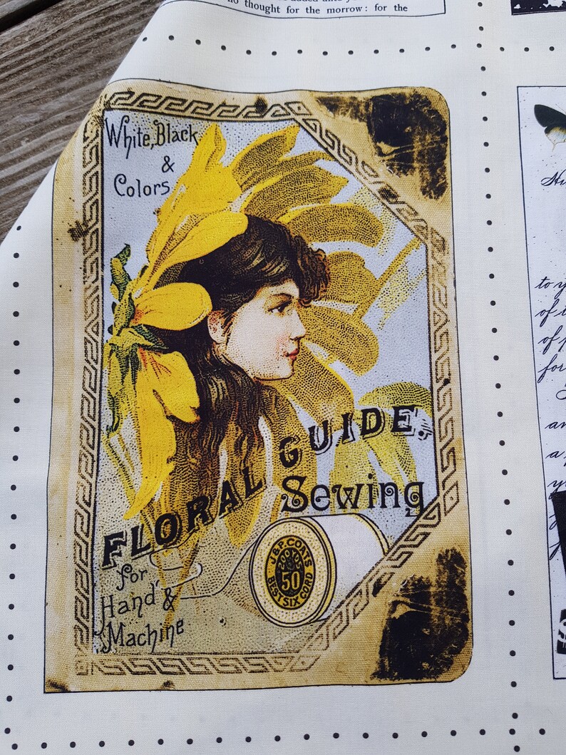 Op de afbeelding: Een stoffen paneel met een vintage bloemen naaigids ontwerp. Het ontwerp bevat een portret van een vrouw met gele bloemen, de tekst "White, Black & Colors" en "FLORAL GUIDE Sewing for Hand & Machine".