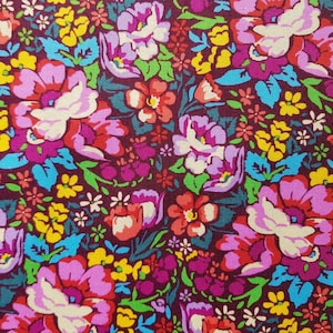 Könnte beinhalten: Ein lebendiger Blumenstoff mit dunkelbordeauxfarbenem Hintergrund. Der Stoff zeigt eine Vielzahl von bunten Blumen, darunter rosa, rot, gelb, blau und grün. Die Blumen sind in einem zufälligen Muster angeordnet, was ein geschäftiges und fröhliches Design ergibt.