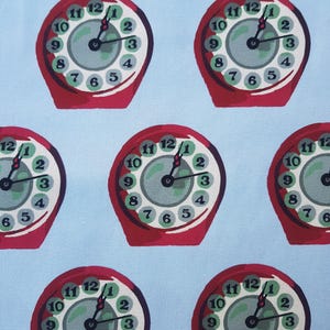 Può includere: Un motivo ripetuto di sveglie rosse con numeri bianchi e lancette nere su uno sfondo blu chiaro.