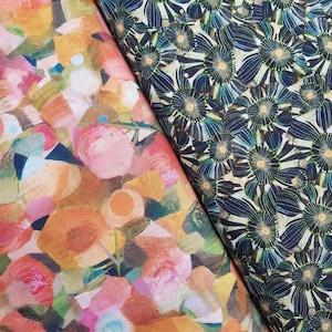 Puede incluir: Dos muestras de tela con patrones florales. Una muestra presenta un dise&ntilde;o floral abstracto colorido con tonos rosados, naranjas y verdes. La otra muestra tiene un fondo azul oscuro con un patr&oacute;n repetitivo de flores estilizadas blancas y verdes.