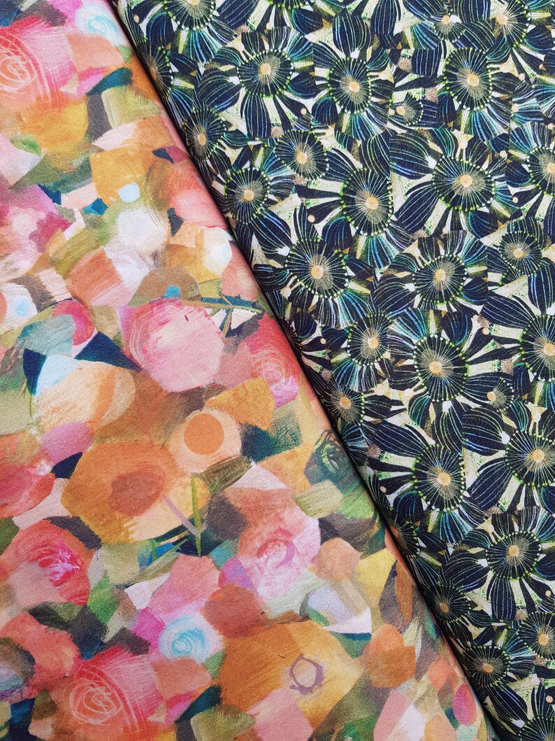 Puede incluir: Dos muestras de tela con patrones florales. Una muestra presenta un dise&ntilde;o floral abstracto colorido con tonos rosados, naranjas y verdes. La otra muestra tiene un fondo azul oscuro con un patr&oacute;n repetitivo de flores estilizadas blancas y verdes.