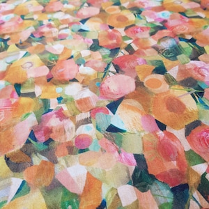 Puede incluir: Tela de estampado floral abstracto con un patr&oacute;n colorido de c&iacute;rculos superpuestos y formas geom&eacute;tricas en tonos de naranja, rosa, verde, azul y blanco.
