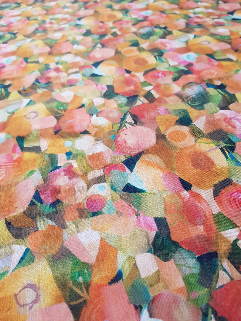 Puede incluir: Tela de estampado floral abstracto con un patr&oacute;n colorido de c&iacute;rculos superpuestos y formas geom&eacute;tricas en tonos de naranja, rosa, verde, azul y blanco.
