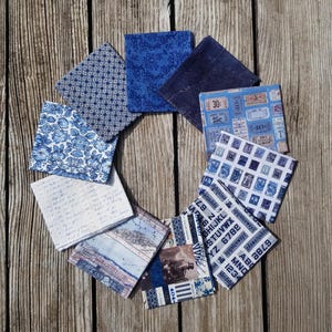 Könnte beinhalten: Eine Sammlung quadratischer Stoffflicken in verschiedenen Blau- und Weißtönen, kreisförmig angeordnet. Die Flicken weisen unterschiedliche Muster auf, darunter florale, geometrische und Schriftmuster, was eine ansprechende Darstellung ergibt.