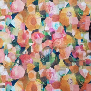 Puede incluir: Tela floral abstracta con un dise&ntilde;o pict&oacute;rico colorido que presenta tonos rosas, naranjas, amarillos, verdes y azules. La tela tiene una apariencia texturizada, similar al lino.