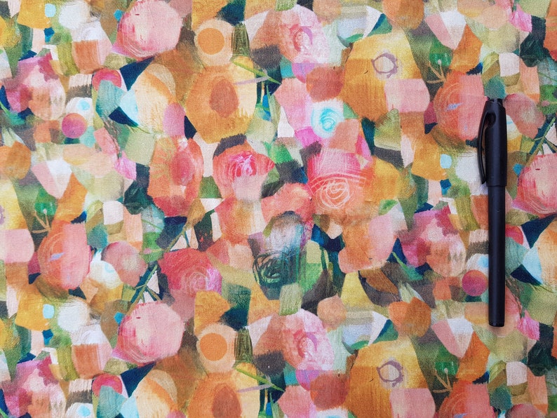 Puede incluir: Tela floral abstracta con un dise&ntilde;o pict&oacute;rico colorido que presenta tonos rosas, naranjas, amarillos, verdes y azules. La tela tiene una apariencia texturizada, similar al lino.