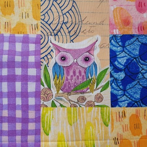 Könnte beinhalten: Ein Patchwork-Stoff mit verschiedenen Mustern, darunter ein lila-weißes Gingham, ein gelbes und oranges Muster mit Kreisen, ein blaues und weißes Muster mit Kreisen, ein rosa und oranges Muster mit Punkten, ein blaues Muster mit Schuppen und ein gelbes und grünes Muster mit einer Eule.