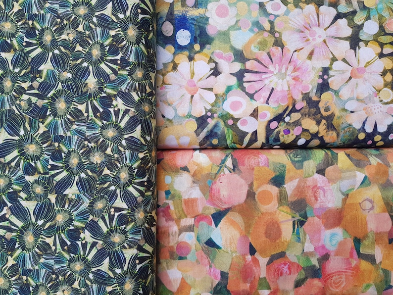 Puede incluir: Tres muestras de tela con diferentes patrones florales. La muestra superior presenta un patr&oacute;n floral verde oscuro y amarillo. La muestra del medio presenta un patr&oacute;n floral rosa y amarillo. La muestra inferior presenta un patr&oacute;n abstracto melocot&oacute;n y naranja.