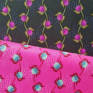 Könnte beinhalten: Zwei Stoffmuster mit einem sich wiederholenden Muster aus stilisierten Blumen. Das obere Muster ist schwarz mit rosa Blumen und einem blau-weiß gepunkteten Hintergrund. Das untere Muster ist rosa mit blauen Blumen und einem weiß gepunkteten Hintergrund.