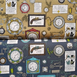 Puede incluir: Dos muestras de tela con un patrón repetitivo de relojes, llaves y texto. La muestra superior es de color marrón claro con detalles dorados y la muestra inferior es de color azul oscuro con detalles plateados. El texto en las muestras dice "The Duel Ghastlie Broslem" y "Green Hornet".