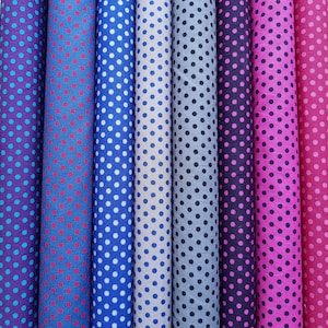 Könnte beinhalten: Sieben Stoffmuster mit einem Tupfenmuster. Die Muster sind vertikal angeordnet, wobei die Farben von Lila über Rot und Blau bis Beige, Grau, Schwarz und Rosa reichen.