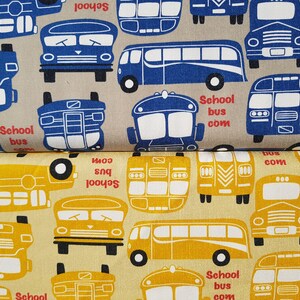 Könnte beinhalten: Ein beigefarbener Stoff mit einem sich wiederholenden Muster aus blauen und gelben Schulbussen. Die Busse haben die Aufschrift "School bus com" aufgedruckt.