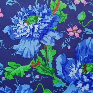 Könnte beinhalten: Blauer und weißer Blumenstoff mit einem sich wiederholenden Muster aus großen Mohnblumen und grünen Blättern auf dunkelblauem Hintergrund.