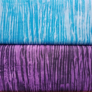 Könnte beinhalten: Zwei Stoffstücke mit einem gestreiften Muster. Das obere Stück ist hellblau mit weißen Streifen. Das untere Stück ist lila mit dunkelvioletten Streifen.