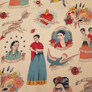 Op de afbeelding: Een kleurrijke stof met een herhalend patroon van Frida Kahlo ge&iuml;nspireerde illustraties. De illustraties omvatten een hart met prikkeldraad, een vogel, een palet en een vrouw met een bloemenkroon. De tekst "Te Amo Mucho", "Viva Frida", "Todo Para Ti", "Si Te Lloro" en "Mi Vida" zijn opgenomen in het patroon.