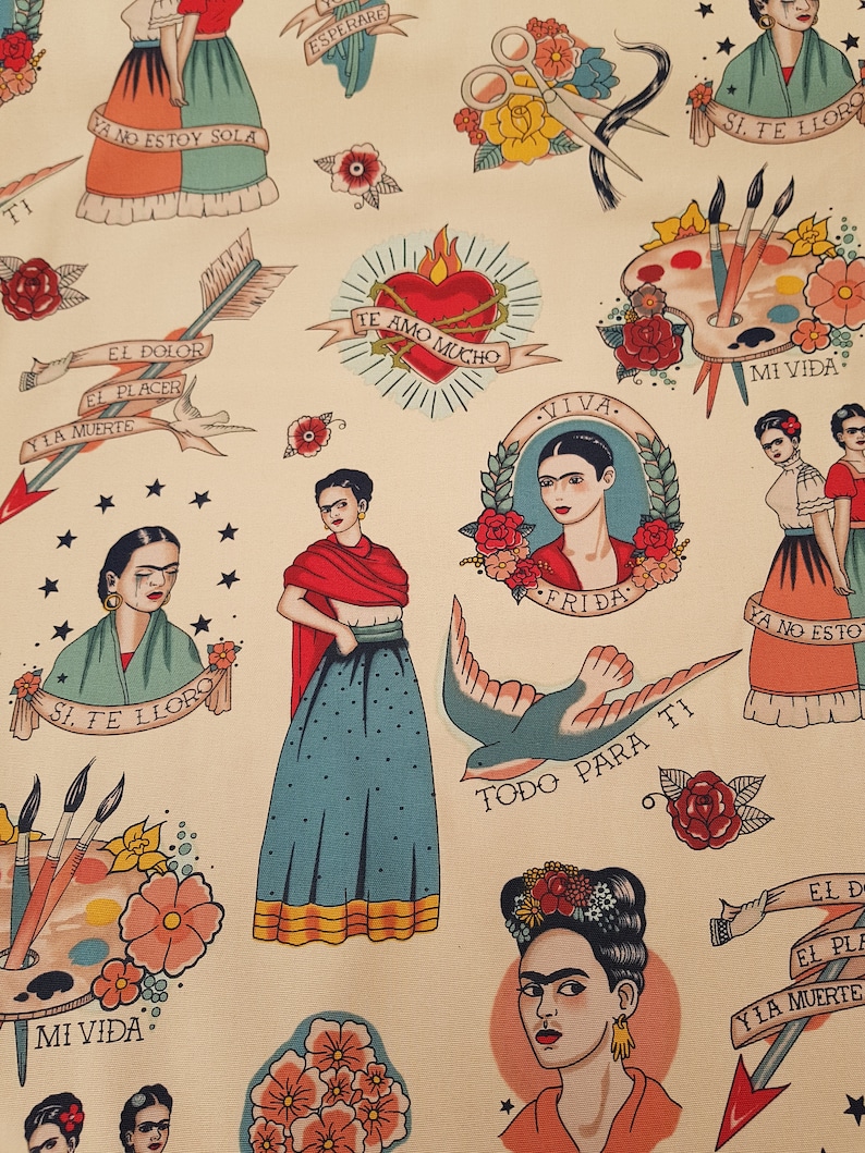 Op de afbeelding: Een kleurrijke stof met een herhalend patroon van Frida Kahlo ge&iuml;nspireerde illustraties. De illustraties omvatten een hart met prikkeldraad, een vogel, een palet en een vrouw met een bloemenkroon. De tekst "Te Amo Mucho", "Viva Frida", "Todo Para Ti", "Si Te Lloro" en "Mi Vida" zijn opgenomen in het patroon.