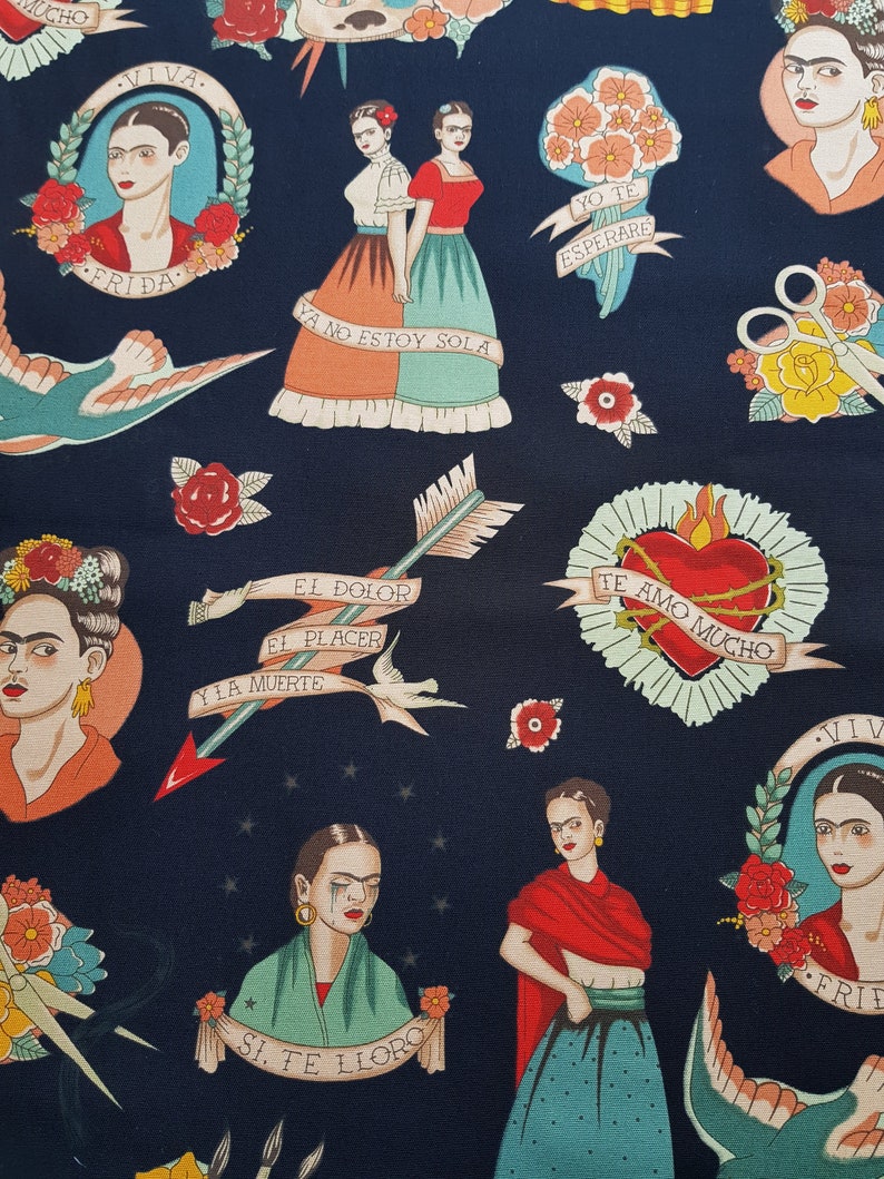 Op de afbeelding: Een donkerblauwe stof met een herhalend patroon van Frida Kahlo ge&iuml;nspireerde illustraties. De illustraties omvatten portretten van Frida Kahlo, bloemen, harten, vogels en tekst in het Spaans. De tekst omvat "Viva", "Frida", "Ya no estoy sola", "Yo te esperare", "El dolor", "El placer", "Y la muerte", "Te amo mucho" en "Si te lloro".