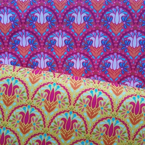 Könnte beinhalten: Zwei Stoffmuster mit einem sich wiederholenden Muster aus stilisierten Blumen in den Farben Pink, Orange, Gelb, Blau und Weiß. Das obere Muster hat einen dunkelrosa Hintergrund und das untere Muster einen gelben Hintergrund.