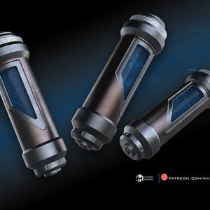 Może przedstawiać: Trzy metalowe niebieskie i srebrne fiolki z niebieskim płynem w środku. Fiolki mają fakturowaną powierzchnię i srebrne nakrętki na każdym końcu.