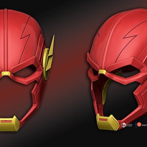 Pode incluir: Capacete de super-herói vermelho e dourado, com um raio na testa e nas laterais. A máscara tem uma forma distinta com aberturas para os olhos e a boca. Provavelmente um item de cosplay ou colecionável.