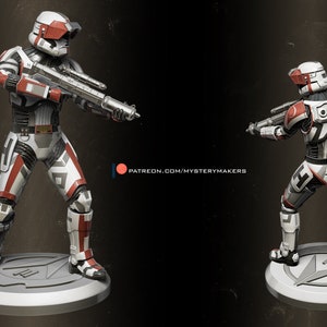 Puede incluir: Una figura de acción futurista blanca y roja con una pistola negra, de pie sobre una base circular gris con un logotipo. La figura lleva un casco con una visera roja. La figura está en posición de disparo.