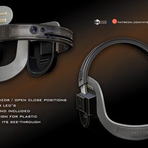 Może przedstawiać: Futurystyczny zestaw słuchawkowy w kolorze szarym i czarnym. Zestaw słuchawkowy ma wizjer, który można przesuwać, aby otworzyć lub zamknąć. Zestaw słuchawkowy ma również stojak do prezentacji. Tekst "MOVING VIZOR / OPEN CLOSE POSITIONS" jest widoczny na obrazku.