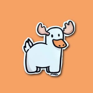 Puede incluir: Una pegatina blanca con un híbrido de pato y alce de dibujos animados con un contorno negro. La criatura tiene cuernos, pico de pato y una pequeña cola. El fondo es de color naranja liso.