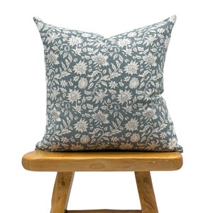 Capa de almofada com design floral azul-petróleo, capa de almofada azul-petróleo, travesseiro boho, travesseiro de fazenda, travesseiro floral, travesseiro neutro