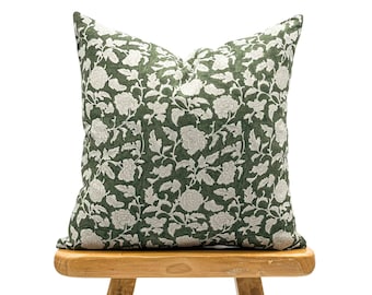 Designerörngott med olivgrönt blommönster på naturligt linne, mörkgrönt kuddeöverdrag, bohokudde, bondgårdskudde, blommigt blocktryckt kudde