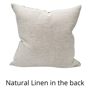 Pu&ograve; includere: Un cuscino quadrato in lino dai toni neutri con un aspetto strutturato. Il cuscino &egrave; di colore beige chiaro naturale con un bordo scuro. Il testo "Natural Linen in the back" &egrave; nella parte inferiore dell'immagine.
