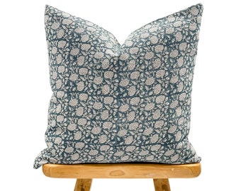 Designer Floral Teal Blue auf natürlichem Leinenkissenbezug, Blauer Kissenbezug, Boho-Kissen, dekoratives Dekokissen, Floraler Kissenbezug