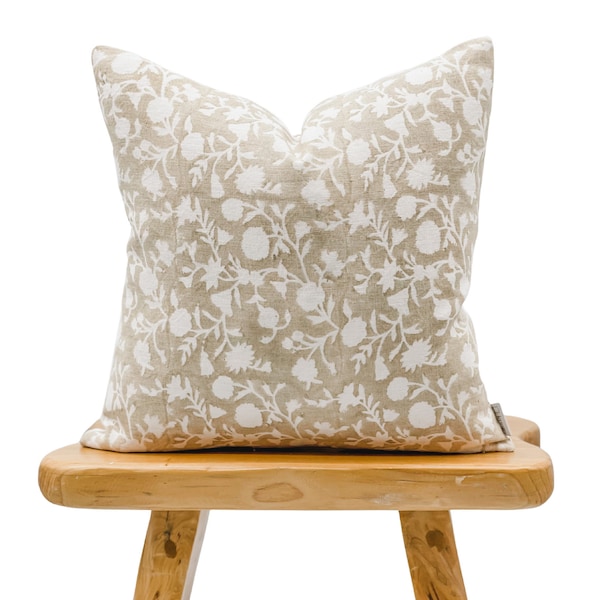 Designer blommigt linneörngott i brunt beige på off-white, brunt örngott, boho kudde, neutralt örngott, blommigt örngott